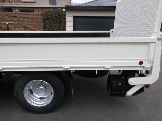 デュトロ 　平ボデー　アーム式パワーゲート　内寸４３８ｘ２０８ｘ３７　ワイドロング　準中型　煤焼きなし　２ｔ　４．９Ｌノンターボ　ＫＫ－ＸＺＵ４１１Ｍ　床鉄板張り　最大積載量２０００キロ　車両総重量５５５５キロ（71枚目）