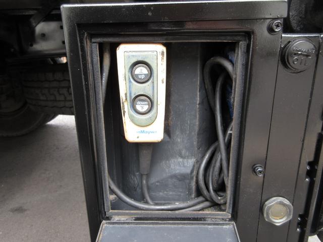 デュトロ 　平ボデー　アーム式パワーゲート　内寸４３８ｘ２０８ｘ３７　ワイドロング　準中型　煤焼きなし　２ｔ　４．９Ｌノンターボ　ＫＫ－ＸＺＵ４１１Ｍ　床鉄板張り　最大積載量２０００キロ　車両総重量５５５５キロ（73枚目）