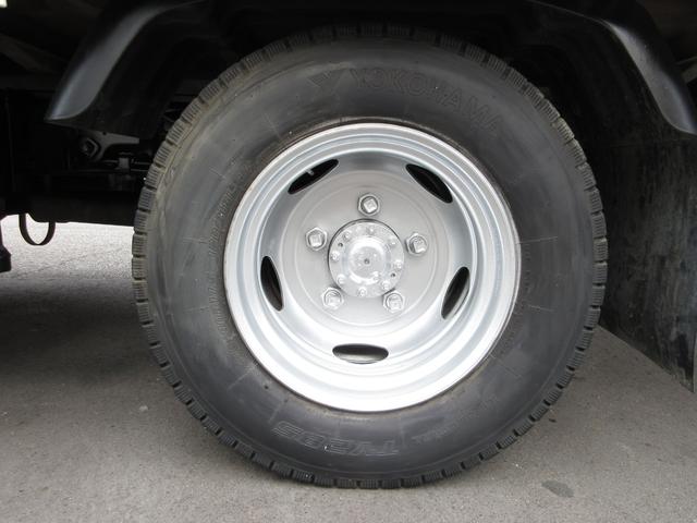 デュトロ 　平ボデー　アーム式パワーゲート　内寸４３８ｘ２０８ｘ３７　ワイドロング　準中型　煤焼きなし　２ｔ　４．９Ｌノンターボ　ＫＫ－ＸＺＵ４１１Ｍ　床鉄板張り　最大積載量２０００キロ　車両総重量５５５５キロ（74枚目）