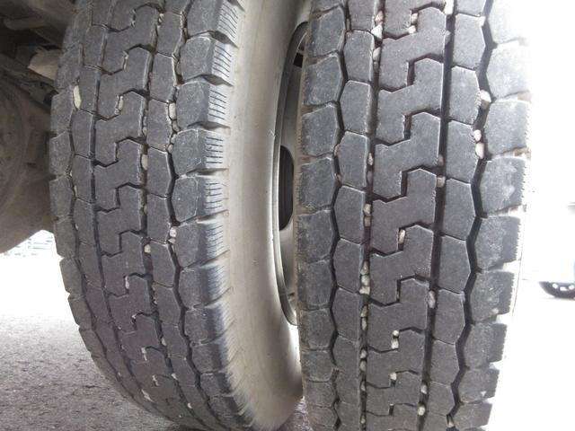 デュトロ 　平ボデー　アーム式パワーゲート　内寸４３８ｘ２０８ｘ３７　ワイドロング　準中型　煤焼きなし　２ｔ　４．９Ｌノンターボ　ＫＫ－ＸＺＵ４１１Ｍ　床鉄板張り　最大積載量２０００キロ　車両総重量５５５５キロ（75枚目）