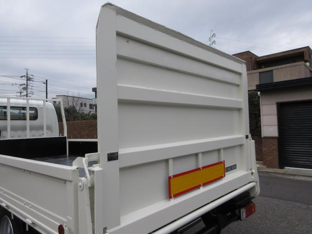 デュトロ 　平ボデー　アーム式パワーゲート　内寸４３８ｘ２０８ｘ３７　ワイドロング　準中型　煤焼きなし　２ｔ　４．９Ｌノンターボ　ＫＫ－ＸＺＵ４１１Ｍ　床鉄板張り　最大積載量２０００キロ　車両総重量５５５５キロ（77枚目）