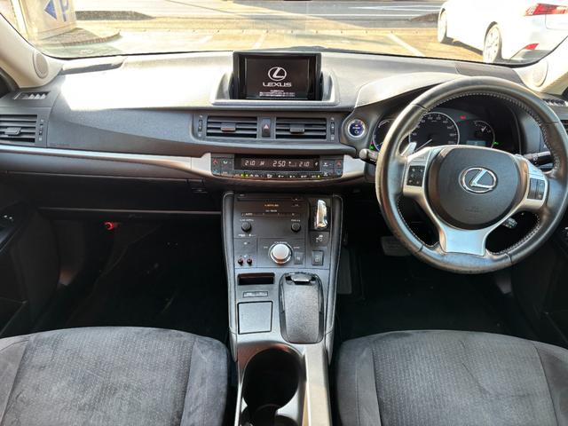 ＣＴ ＣＴ２００ｈ　バージョンＣ　ＥＴＣ　バックカメラ　ナビ　クリアランスソナー　オートクルーズコントロール　アルミホイール　オートライト　スマートキー　電動格納ミラー　シートヒーター　ＣＶＴ　盗難防止システム　衝突安全ボディ　記録簿（2枚目）