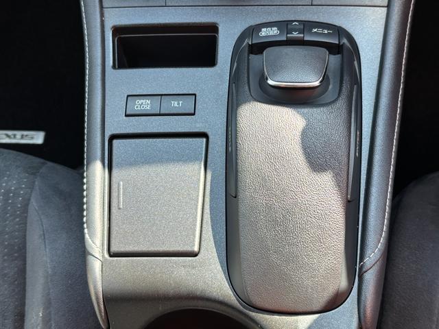 ＣＴ ＣＴ２００ｈ　バージョンＣ　ＥＴＣ　バックカメラ　ナビ　クリアランスソナー　オートクルーズコントロール　アルミホイール　オートライト　スマートキー　電動格納ミラー　シートヒーター　ＣＶＴ　盗難防止システム　衝突安全ボディ　記録簿（11枚目）