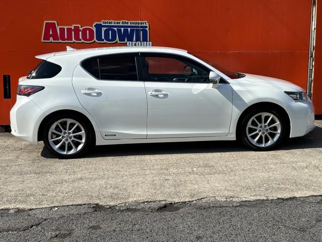 ＣＴ ＣＴ２００ｈ　バージョンＣ　ＥＴＣ　バックカメラ　ナビ　クリアランスソナー　オートクルーズコントロール　アルミホイール　オートライト　スマートキー　電動格納ミラー　シートヒーター　ＣＶＴ　盗難防止システム　衝突安全ボディ　記録簿（14枚目）