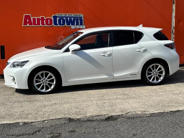 ＣＴ ＣＴ２００ｈ　バージョンＣ　ＥＴＣ　バックカメラ　ナビ　クリアランスソナー　オートクルーズコントロール　アルミホイール　オートライト　スマートキー　電動格納ミラー　シートヒーター　ＣＶＴ　盗難防止システム　衝突安全ボディ　記録簿（15枚目）