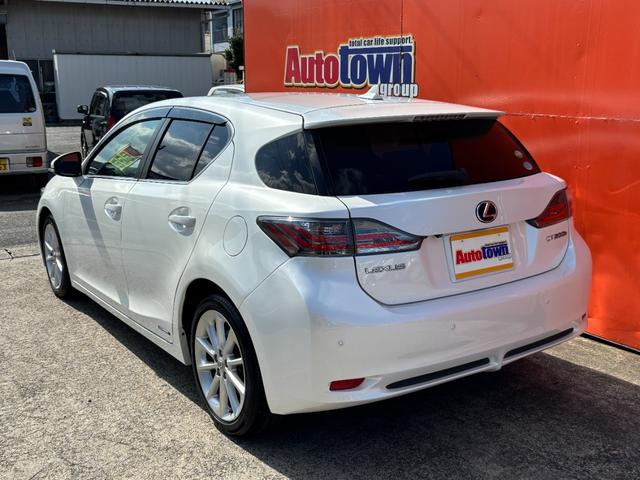 ＣＴ ＣＴ２００ｈ　バージョンＣ　ＥＴＣ　バックカメラ　ナビ　クリアランスソナー　オートクルーズコントロール　アルミホイール　オートライト　スマートキー　電動格納ミラー　シートヒーター　ＣＶＴ　盗難防止システム　衝突安全ボディ　記録簿（16枚目）