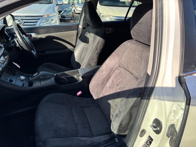 ＣＴ ＣＴ２００ｈ　バージョンＣ　ＥＴＣ　バックカメラ　ナビ　クリアランスソナー　オートクルーズコントロール　アルミホイール　オートライト　スマートキー　電動格納ミラー　シートヒーター　ＣＶＴ　盗難防止システム　衝突安全ボディ　記録簿（56枚目）