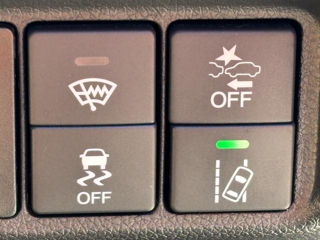 �y���[���A�V�X�g�z���s���ɃJ�����ŎԐ���F�����A�Ԑ�����E�������ȂƂ��Ɍx��𔭂�����A����ɐi��ŃX�e�A�����O�␳���s�����肷��@�\�B