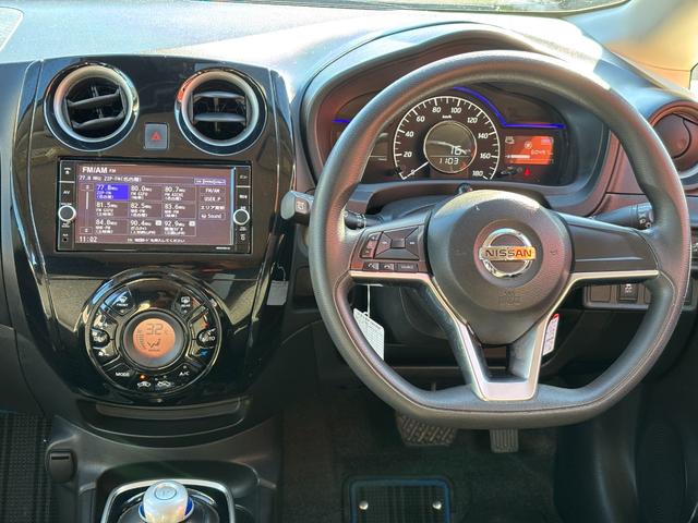 ノート ｅ－パワー　Ｘ　ＥＴＣ　全周囲カメラ　ＴＶ　クリアランスソナー　レーンアシスト　衝突被害軽減システム　アルミホイール　オートライト　スマートキー　アイドリングストップ　電動格納ミラー　ＣＶＴ　盗難防止システム（3枚目）