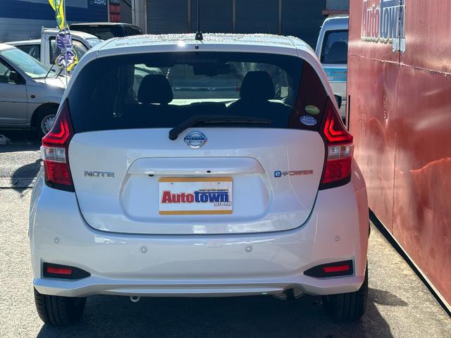 ノート ｅ－パワー　Ｘ　ＥＴＣ　全周囲カメラ　ＴＶ　クリアランスソナー　レーンアシスト　衝突被害軽減システム　アルミホイール　オートライト　スマートキー　アイドリングストップ　電動格納ミラー　ＣＶＴ　盗難防止システム（15枚目）