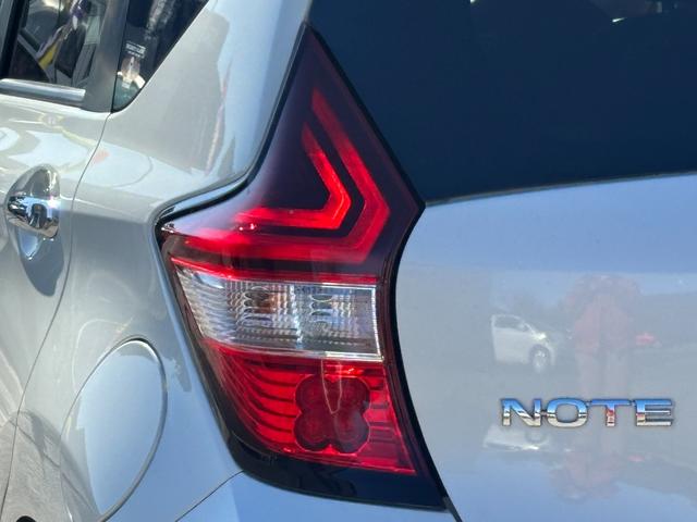 ノート ｅ－パワー　Ｘ　ＥＴＣ　全周囲カメラ　ＴＶ　クリアランスソナー　レーンアシスト　衝突被害軽減システム　アルミホイール　オートライト　スマートキー　アイドリングストップ　電動格納ミラー　ＣＶＴ　盗難防止システム（26枚目）
