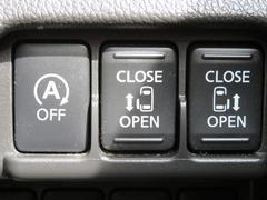 『アイドリングストップ』クルマが停車すると自動的にエンジンを停止し、無駄な燃料消費や排出ガスを抑えます。素早くエンジンを再始動させるなど、ドライバーの感覚とズレのない自然な制御を目指しています。 3