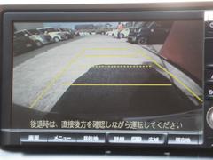 バックカメラも付いています。駐車の時に便利なのはもちろんの事、後方死角にいる子供たちに気が付くことができるので安心安全ですね 4