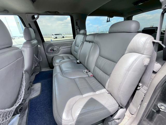 シボレーサバーバン ＬＴ　９９年最終型ＧＭＣサバーバン　シボレーフェイス　４ＷＤ　マッドブラック　パナソニック地デジナビ　Ｂｌｕｅｔｏｏｔｈ　１ナンバー登録　グレー本革パワーシート　ＶＩＰＥＲキーリモコンセキュリティ　ＥＴＣ（16枚目）