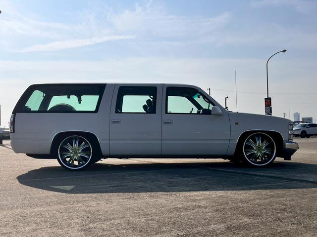 シボレーサバーバン LS 1996年モデル1997年2月登録 Cノッチローダウン リヤハッチゲート DUB22インチAW リアクリアガラス ボイドステアリング 外プロジェクターヘッド ディスプレイオーディオ Bluetooth(4枚目)