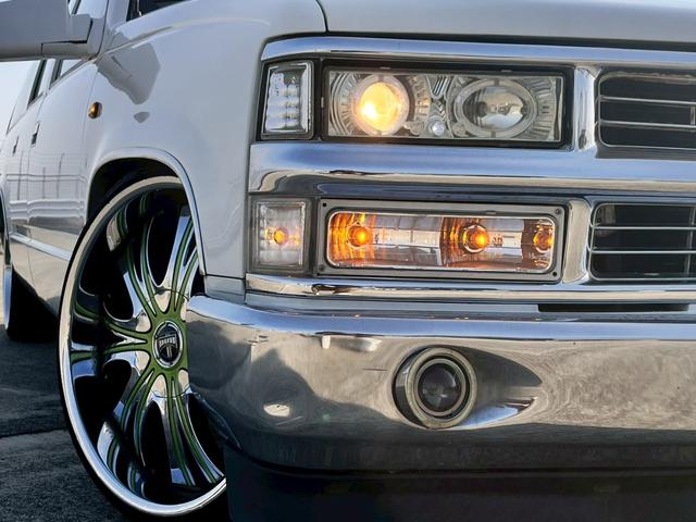 シボレーサバーバン LS 1996年モデル1997年2月登録 Cノッチローダウン リヤハッチゲート DUB22インチAW リアクリアガラス ボイドステアリング 外プロジェクターヘッド ディスプレイオーディオ Bluetooth(12枚目)