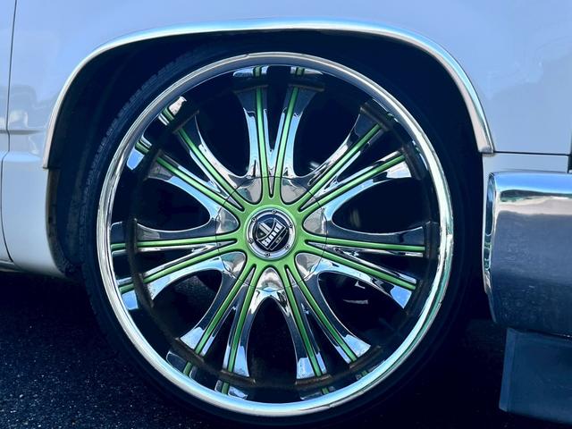 シボレーサバーバン LS 1996年モデル1997年2月登録 Cノッチローダウン リヤハッチゲート DUB22インチAW リアクリアガラス ボイドステアリング 外プロジェクターヘッド ディスプレイオーディオ Bluetooth(14枚目)