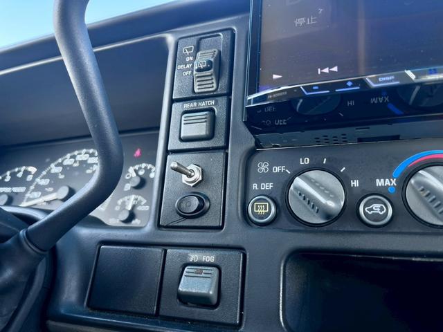 シボレーサバーバン LS 1996年モデル1997年2月登録 Cノッチローダウン リヤハッチゲート DUB22インチAW リアクリアガラス ボイドステアリング 外プロジェクターヘッド ディスプレイオーディオ Bluetooth(28枚目)