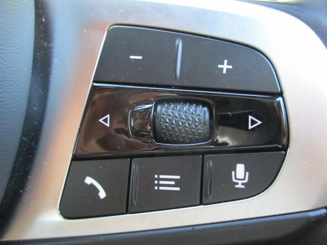 ステアリングスイッチにてオーディオやハンズフリー電話など操作が可能です。目線を動かさず操作可能です。
