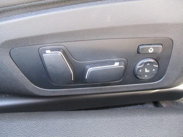 運転席メモリー付きフロント電動シート装備。