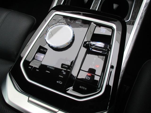 ７シリーズ ７４０ｄ　ｘＤｒｉｖｅ　Ｍスポーツ　２０ＡＷ　本革　サンルーフ　純正ＴＶ　デモ禁煙　ＡＣＣ　全方位カメラ　ＨＵＤ　ＬＥＤヘッドライト　オートハイビーム　アップルカープレイ　ワイヤレスチャージ（29枚目）
