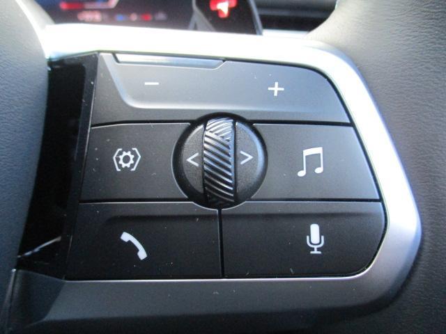 �X�e�A�����O�X�C�b�`�ɂăI�[�f�B�I��n���Y�t���[�d�b�ȂǑ��삪�\�ł��B�ڐ��𓮂���������\�ł��B