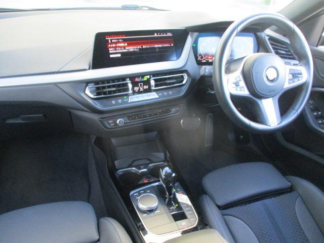 ���͋C�̂���C���p�l����ł��B�e�X�C�b�`�����삵�₷���z�����Ȃ���Ă���܂��B