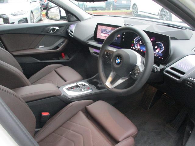 雰囲気のあるインパネ周りです。各スイッチも操作しやすい配慮がなされております。