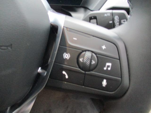 ステアリングスイッチにてオーディオやハンズフリー電話など操作が可能です。目線を動かさず操作可能です。