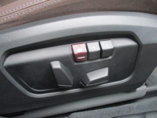 運転席メモリー付きフロント電動シート装備。