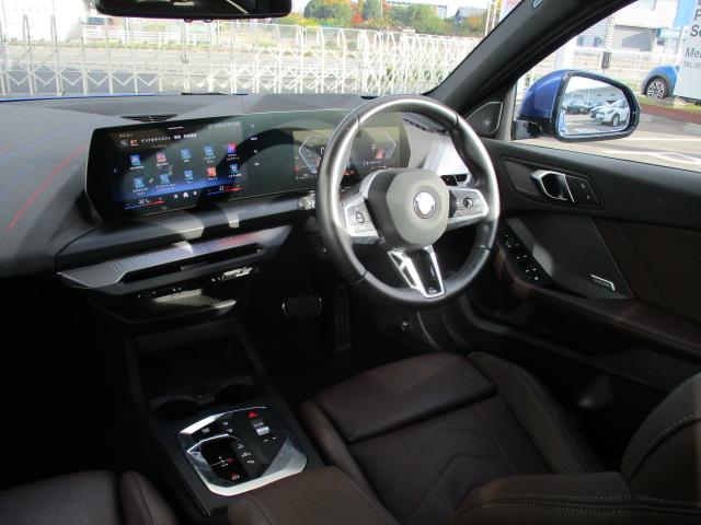 雰囲気のあるインパネ周りです。各スイッチも操作しやすい配慮がなされております。