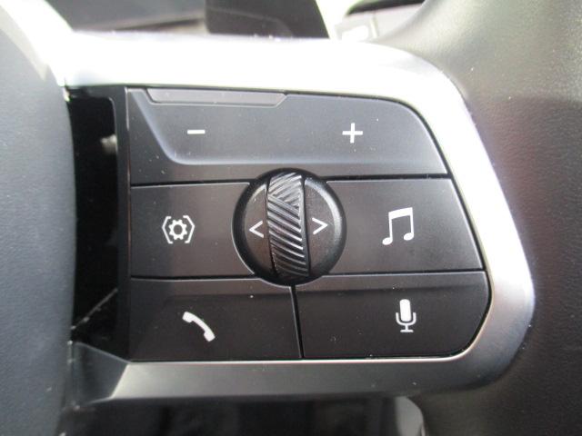 ステアリングスイッチにてオーディオやハンズフリー電話など操作が可能です。目線を動かさず操作可能です。