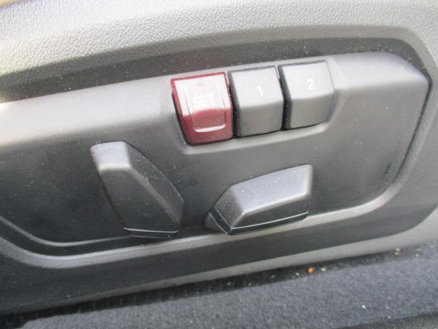 運転席メモリー付きフロント電動シート装備。