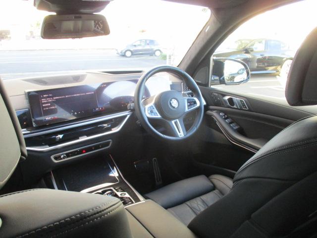 雰囲気のあるインパネ周りです。各スイッチも操作しやすい配慮がなされております。