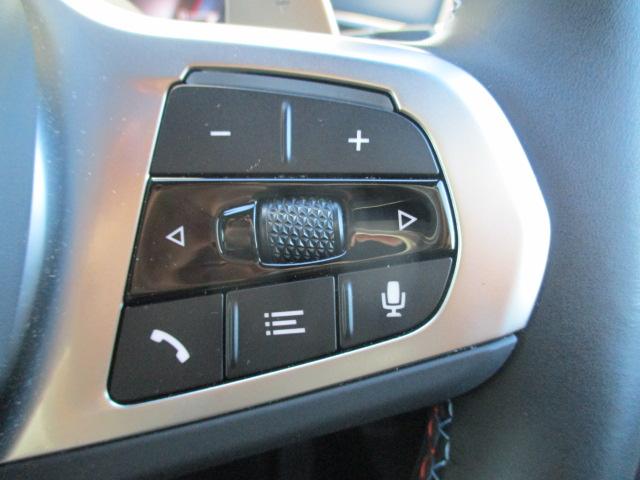 ステアリングスイッチにてオーディオやハンズフリー電話など操作が可能です。目線を動かさず操作可能です。