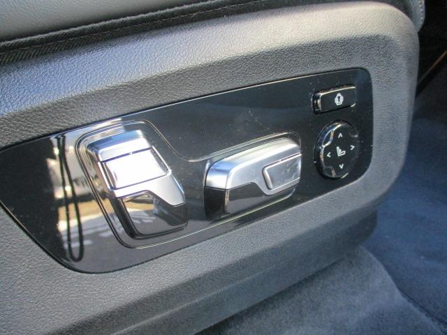 運転席メモリー付きフロント電動シート装備。