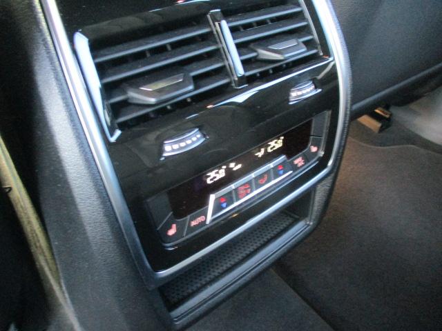 後席左右独立温度調整機能付きオートエアコン搭載。