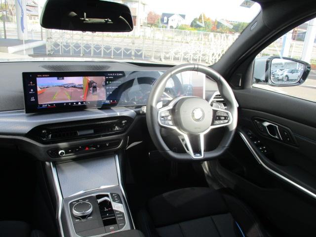 雰囲気のあるインパネ周りです。各スイッチも操作しやすい配慮がなされております。