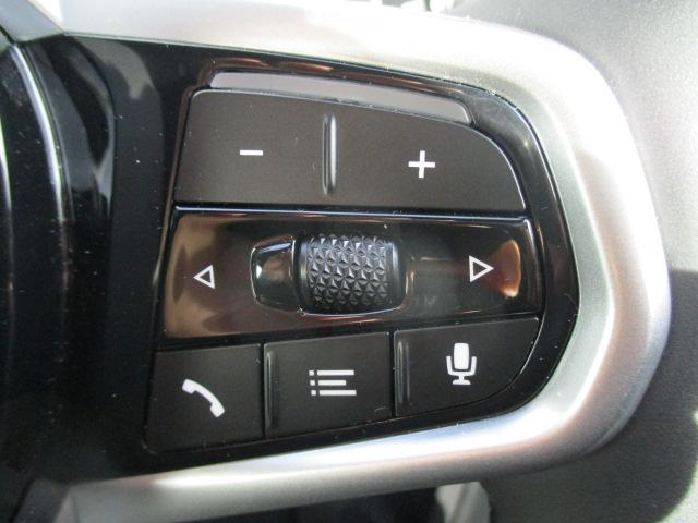 ステアリングスイッチにてオーディオやハンズフリー電話など操作が可能です。目線を動かさず操作可能です。