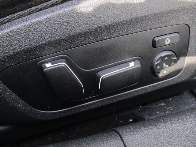 運転席メモリー付きフロント電動シート装備。