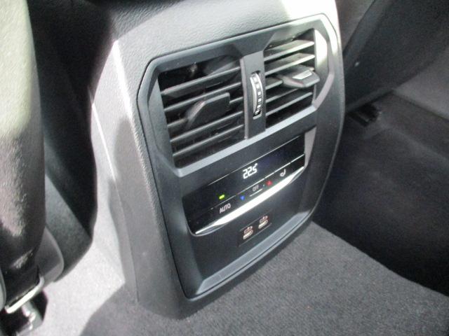 後席温度調整機能付きオートエアコン搭載。