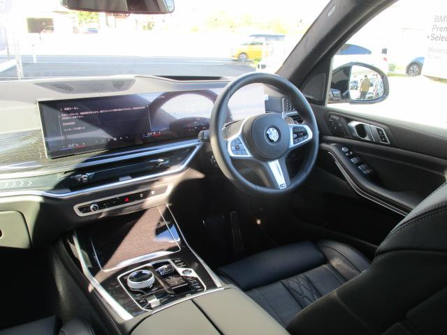 雰囲気のあるインパネ周りです。各スイッチも操作しやすい配慮がなされております。