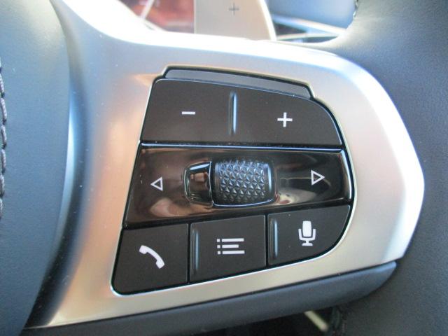 ステアリングスイッチにてオーディオやハンズフリー電話など操作が可能です。目線を動かさず操作可能です。