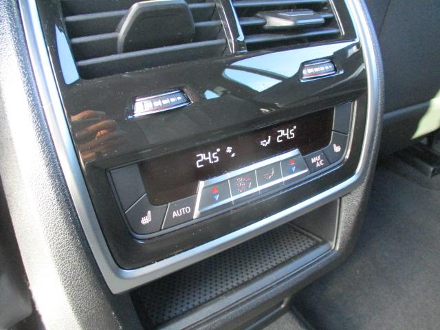 後席左右独立温度調整機能付きオートエアコン搭載。