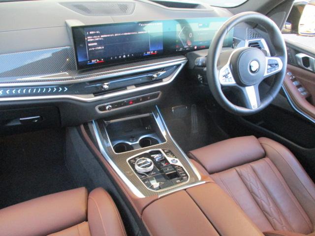 雰囲気のあるインパネ周りです。各スイッチも操作しやすい配慮がなされております。