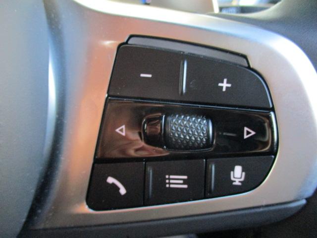 ステアリングスイッチにてオーディオやハンズフリー電話など操作が可能です。目線を動かさず操作可能です。