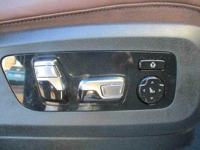 運転席メモリー付きフロント電動シート装備。