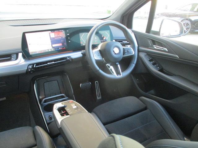 雰囲気のあるインパネ周りです。各スイッチも操作しやすい配慮がなされております。