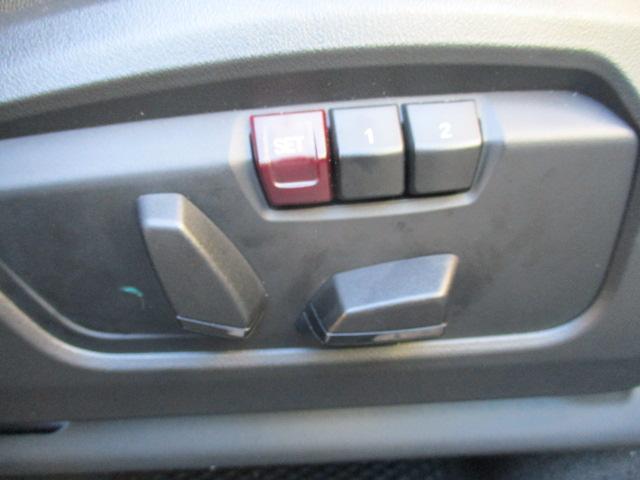 運転席メモリー付きフロント電動シート装備。