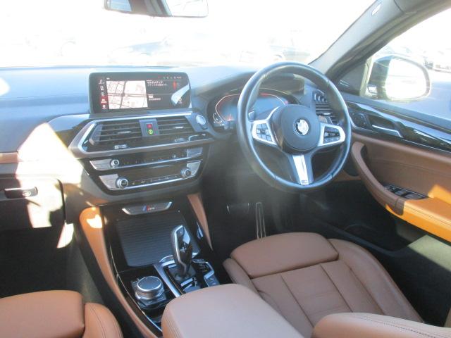 ���͋C�̂���C���p�l����ł��B�e�X�C�b�`�����삵�₷���z�����Ȃ���Ă���܂��B